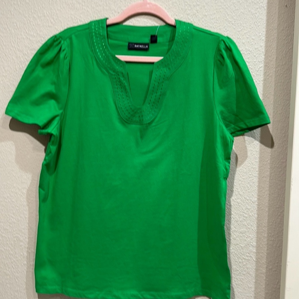 Nwt Rafaella short sleeve v neck top with detailing. Size XL. 💯 Cotton.